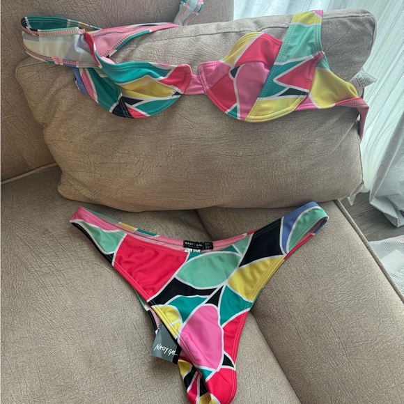 Bikini - Picture 1 of 4